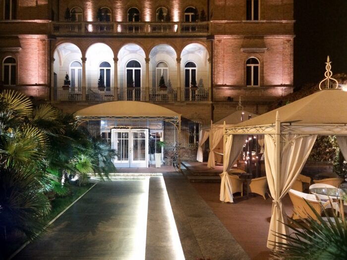Der Unosider Novecento Pavillon vor einem Hotel bei Nacht.