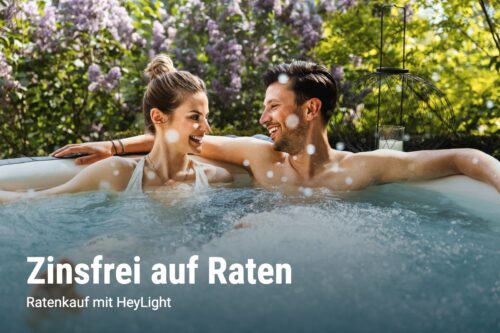 Paar im Softub Whirlpool im Garten, Text: Zinsfrei auf Raten, Ratenkauf mit HeyLight