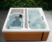 Whirlpool in Quadratform mit weisser Innen- und brauner Aussenfarbe. Zwei separate Bäder gefüllt.