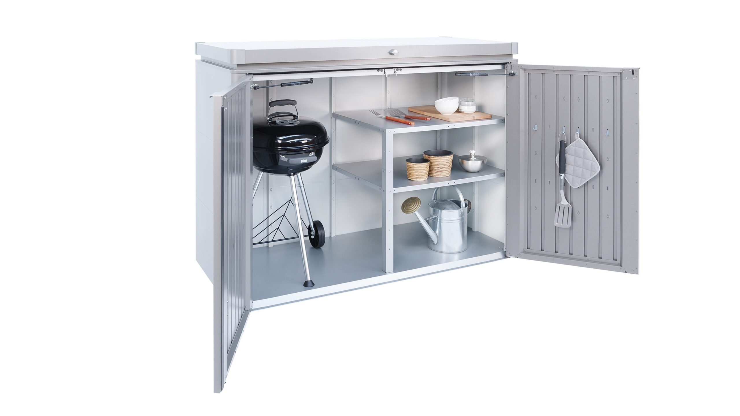 HighBoard 160 quarzgrau Anwendungsbeispiel Geöffnete quarzgraue Gartenbox mit Zwischenregale und Regalböden. In der Gartenbox steht ein Grill und diverses Gartenzubehör.