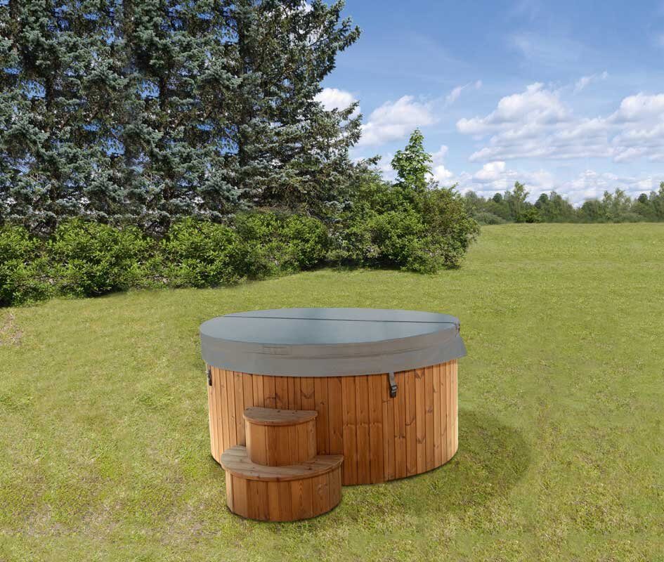 Hot Pot mit Abdeckung und Treppeneinstieg auf einer Wiese