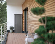 geschlossener Metallschrank auf Balkon mit Pflanze