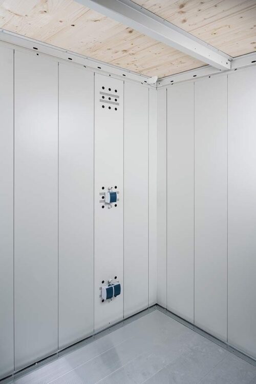 Biohort Elektro Montagepaneel Softub Schweiz. Zwei metall Wände mit einem Montagepaneel integriert.