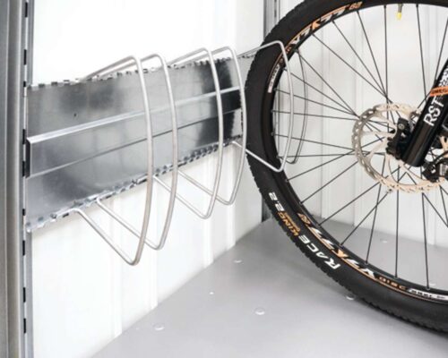 Fahrradständer mit Klemmbügel aus metall. Ein Fahrrad ist in einem Klemmbügel eingeklemmt.