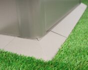 Biohort Maehkante auf einem rasen und einem Hochbeet platziert.