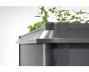 Dunkelgrauer Schneckenschutz aufgesetzt auf ein Hochbeet mit Pflanzen.