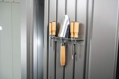Eine dunkelgraue Tür mit einem Werkzeughalter und verschiedenen Werkzeugen. Biohort Werkzeughalter Softub Schweiz