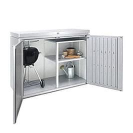 biohort Highboard aus silber metallic mit Zwischenboden. Im Highboard mit Grill und weiterem Gartenzubehör drinnen verstaut