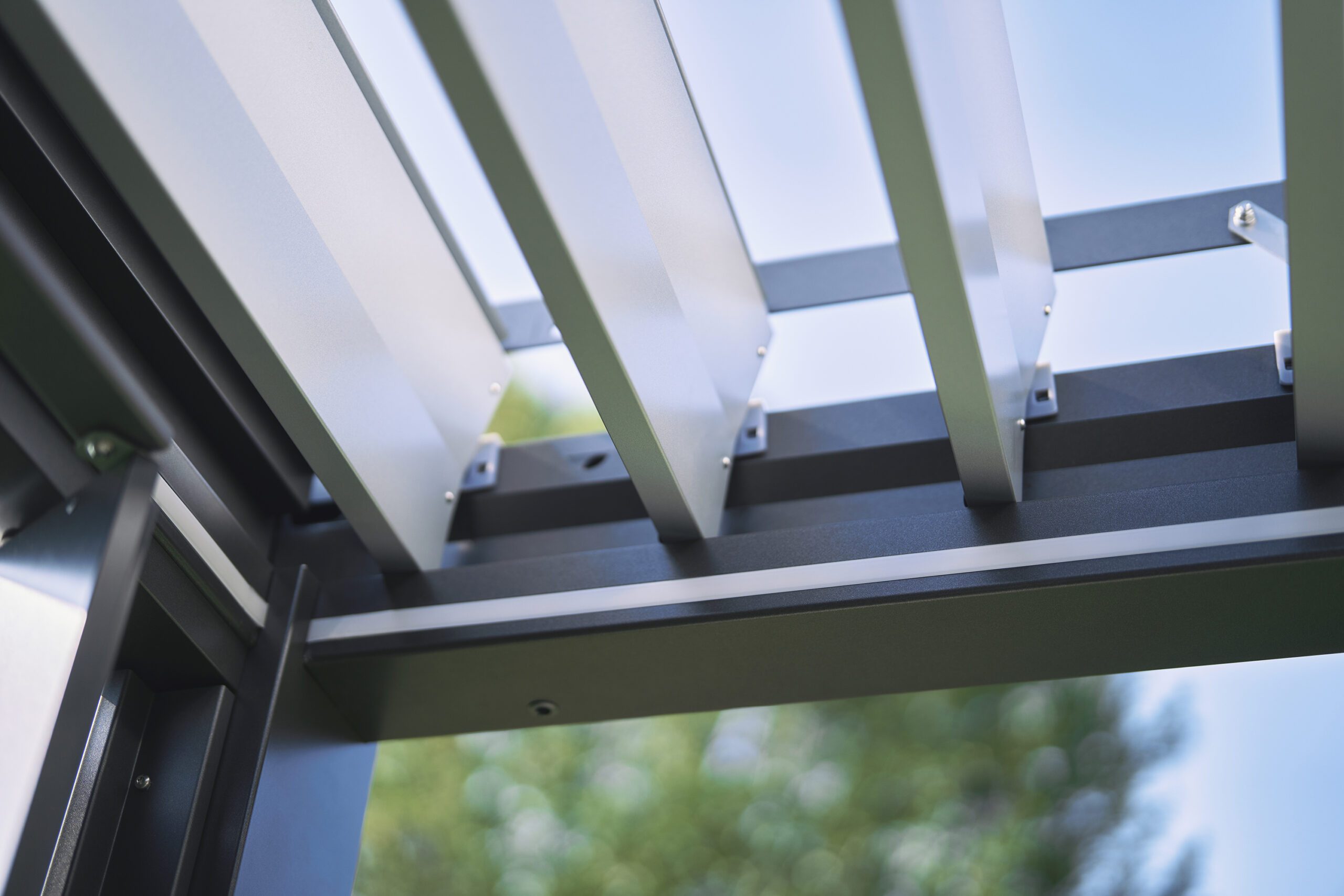 Biohort_Pergola_Dachlamellen_quarzgrau_90Grad_Softub_Schweiz Nahaufnahme von verstellbaren Biohort Pergola Dachlamellen