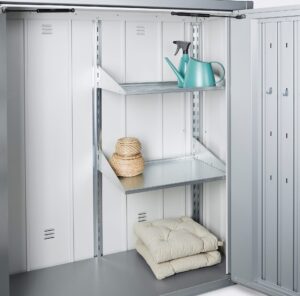 Silberne Regalböden in geöffnetem Terrassenschrank