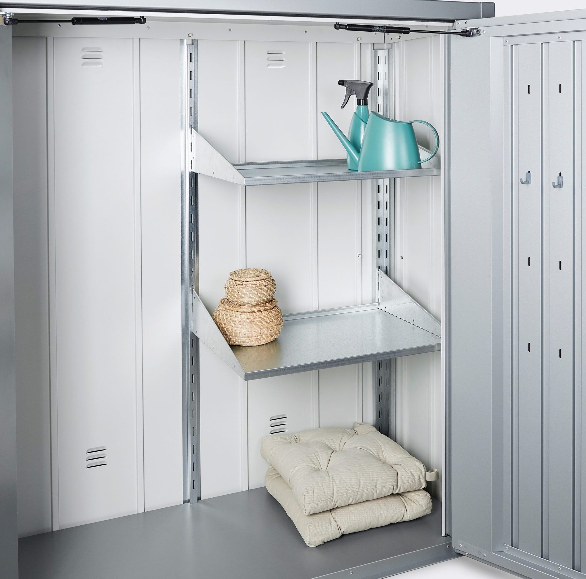 Silberne Regalböden in geöffnetem Terrassenschrank