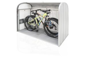 Biohort__StoreMax_190_BikeHolder_frei_Anwendungsbeispiel_Softub_Schweiz Biohort Storemax in silber metallic mit zwei verstauten Velos