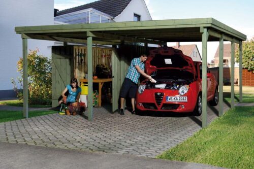 Weka Double Carport in a green colour. Made out of wood. A man stands infront of a red alpha romeo. On the left side you can see the storage room.