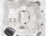 Vogelperspektive eines Whirlpools mit weisser Wanne, vier Sitzplätzen und einer Liege.