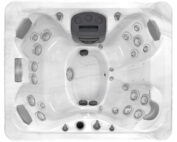 Vogelperspektive des kompakten Twilight Whirlpool von Master Spas mit zwei Liegen und weisser Innenfarbe.