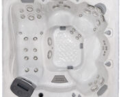 Vogelperspektive eines grossen Whirlpools mit verschiedenen Sitzmöglichkeiten in einer Weissen Wanne.