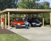 Doppelcarport aus Holz von Weka. Steht vor einem Haus mit einem roten und blauen parkierten Auto