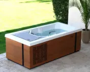 Rechteckiges braunes Eisbad auf einem Gartensitzplatz