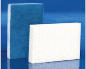 Essentials Magic Sponge. Schwamm mit weisser und blauer Oberfläche.