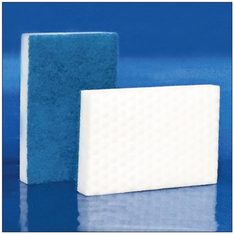 Essentials Magic Sponge. Schwamm mit weisser und blauer Oberfläche.