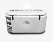 Geschlossene weisse Eisbad Wanne