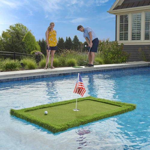 Schwimmendes Golfgreen im Pool mit Golfball und Fahne