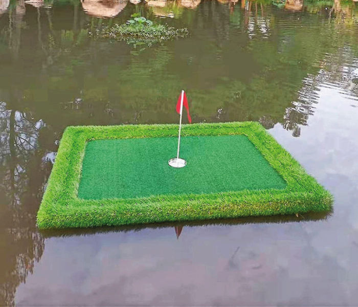 Schwimmendes Golfgrün im Teich