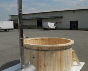 Ein Thermoholz Hot Pot mit einem runden Aussenofen