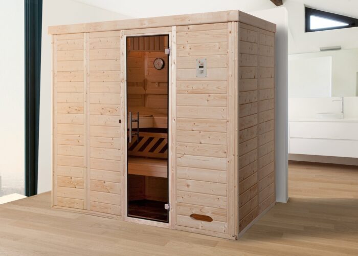 Die Kemi Sauna in einem hellen Raum. Sauna aus hellem Holz mit einer Ganzglastür als Frontaleinstieg