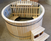 Heller lärchen Hot Pot mit Treppeneinstieg und Gitter