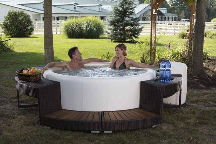Couple bathing in a Whirlpool Legen din offwhite