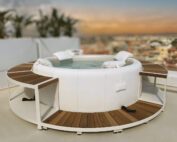 weisser Softub Whirlpool mit Stauseeumrandung auf Terrasse bei Sonnenuntergang