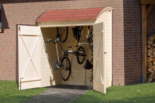 Eine Box mit einer offen stehenden Doppeltür und zwei hängenden Fahrrädern. Die Box hat ein rundes, rotes Dach.