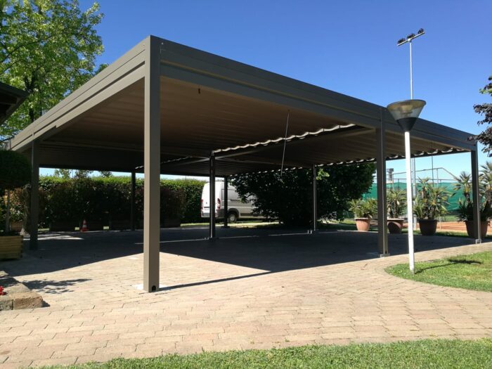 Grosser Unosider Pavillon Mood YPE spendet Schatten auf einem Parkplatz