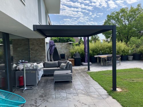 schwarze Pergola aus Aluminium im Garten