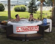 Grâce au paiement échelonné du spa, le rêve devient réalité. Le magnifique bain à remous Softub en couleur graphite et la bordure en polyrattan San Diego en charcoal. Invitent tout simplement à faire des bulles.