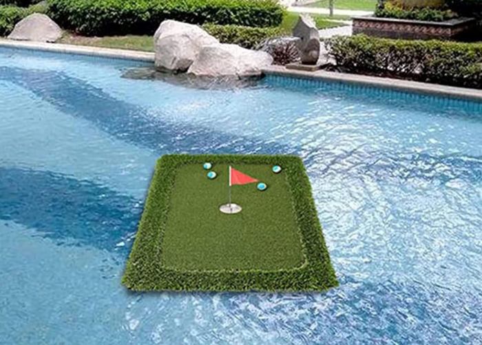 Golfgreen schwimmend im Pool