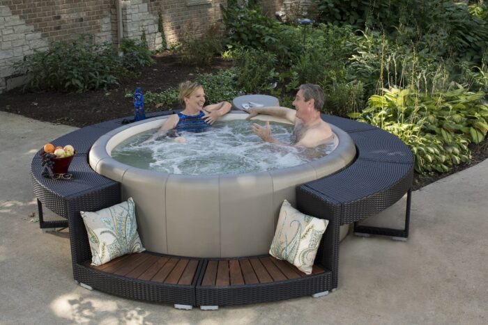 The Softub Resort outdoor whirlpool is the ideal whirlpool for your garden, terrace or roof terrace. The empty weight of 70 kg makes it mobile and can be used anywhere. High quality made in California for Switzerland.