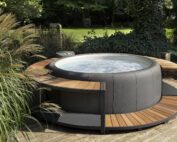 Softub Whirlpool in Tweed im Garten