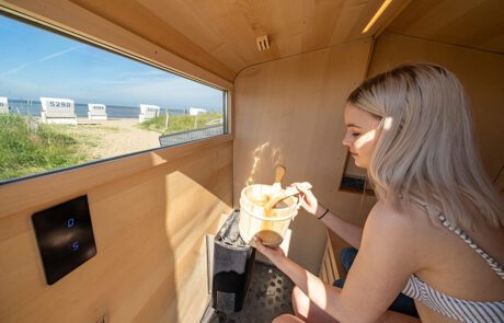 Finnische Sauna Frau in Sauna mit Saunaofen