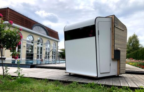 Strandkorbsauna vor Pool