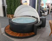 Entourage en polyrattan avec marchepied en bois et parasol blanc