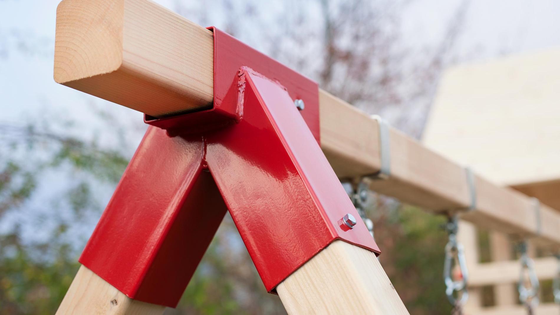 Drachenturm mit Gireizli aus Holz im Garten