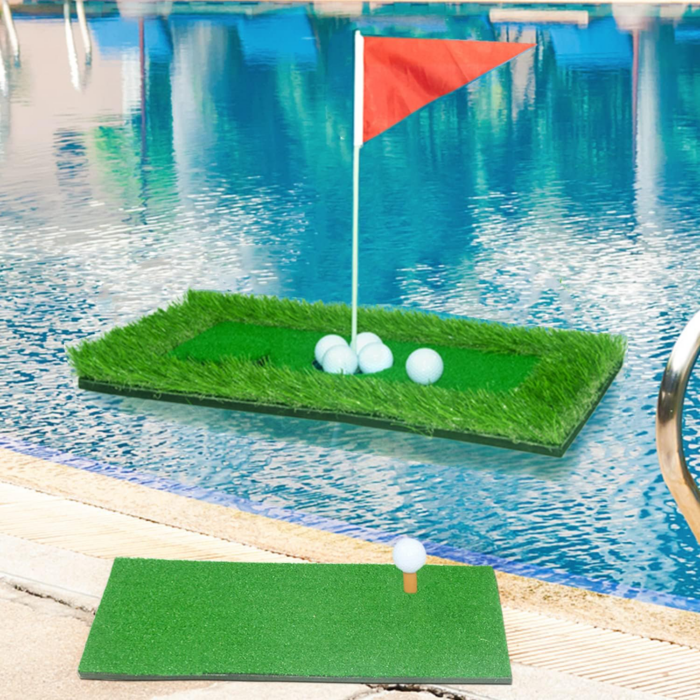 Teebox und Golfgreen im Wasser mit Golfbällen und Fahne