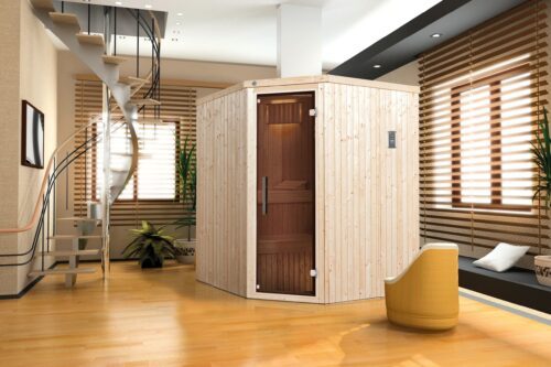 Abgebildet ist die Sauna Varberg mit Eckeinstieg und Ganzglastür. Die Sauna steht in einem hellen Raum mit einer Treppe und einem grossen Fenster. Holz der Sauna ist hell.