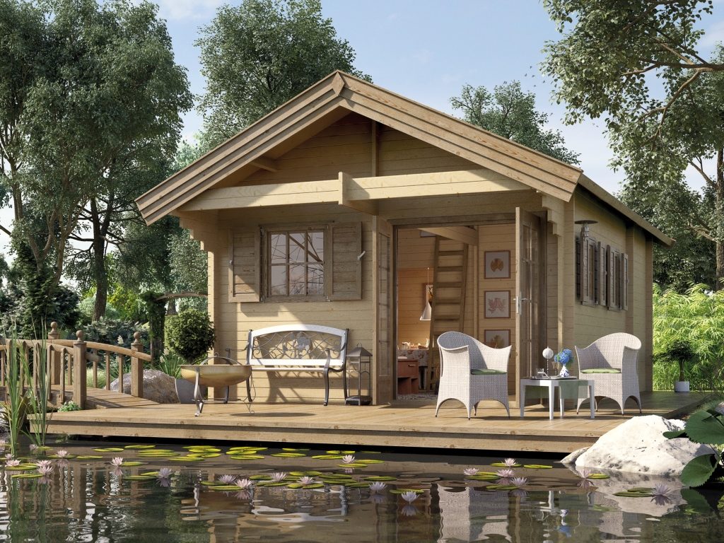 Abgebildet ist ein grosses Gartenhaus vor einem Pool. Das Gartenhaus besteht aus Holz hat ein spitzes Dach und weisse Bänke und Stühle die auf der Veranda stehen. Das Haus ist Doppelstöckig.