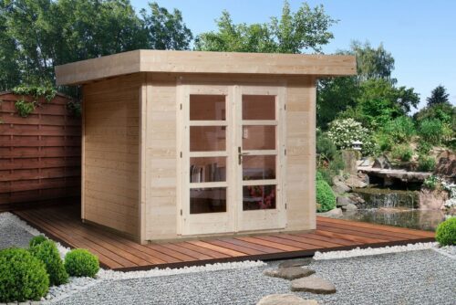 Naturbelassenes Gartenhaus mit Doppeltür aus Glas und einem Flachdach. Das Gartenhaus steht auf einem Holzboden.