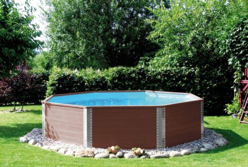 Ein dunkelbrauner, gefüllter Pool in einem Garten auf einem Steinboden. Weka Qualitäts Massivholzpool 