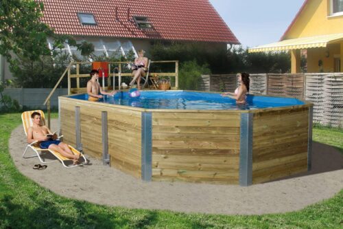 Qualitäts Swimmingpool von Weka. Grosser Pool im Garten mit einer Holztreppe. Pool steht vor einem grossen Haus mit roten Ziegelsteinen. Kinder spielen im Pool.