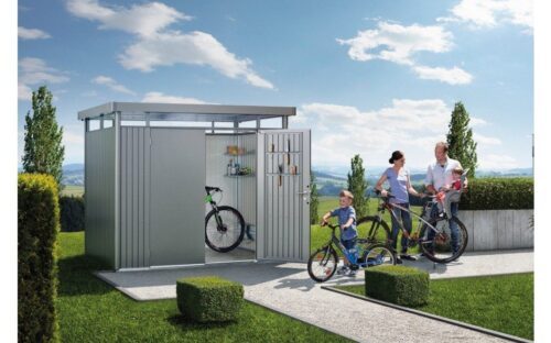 biohort Garden Shed Highline. Metallic Garden Shed as a garage. In the Graden Shed stands a bicycle and in front two adults and kids with their bikes.
